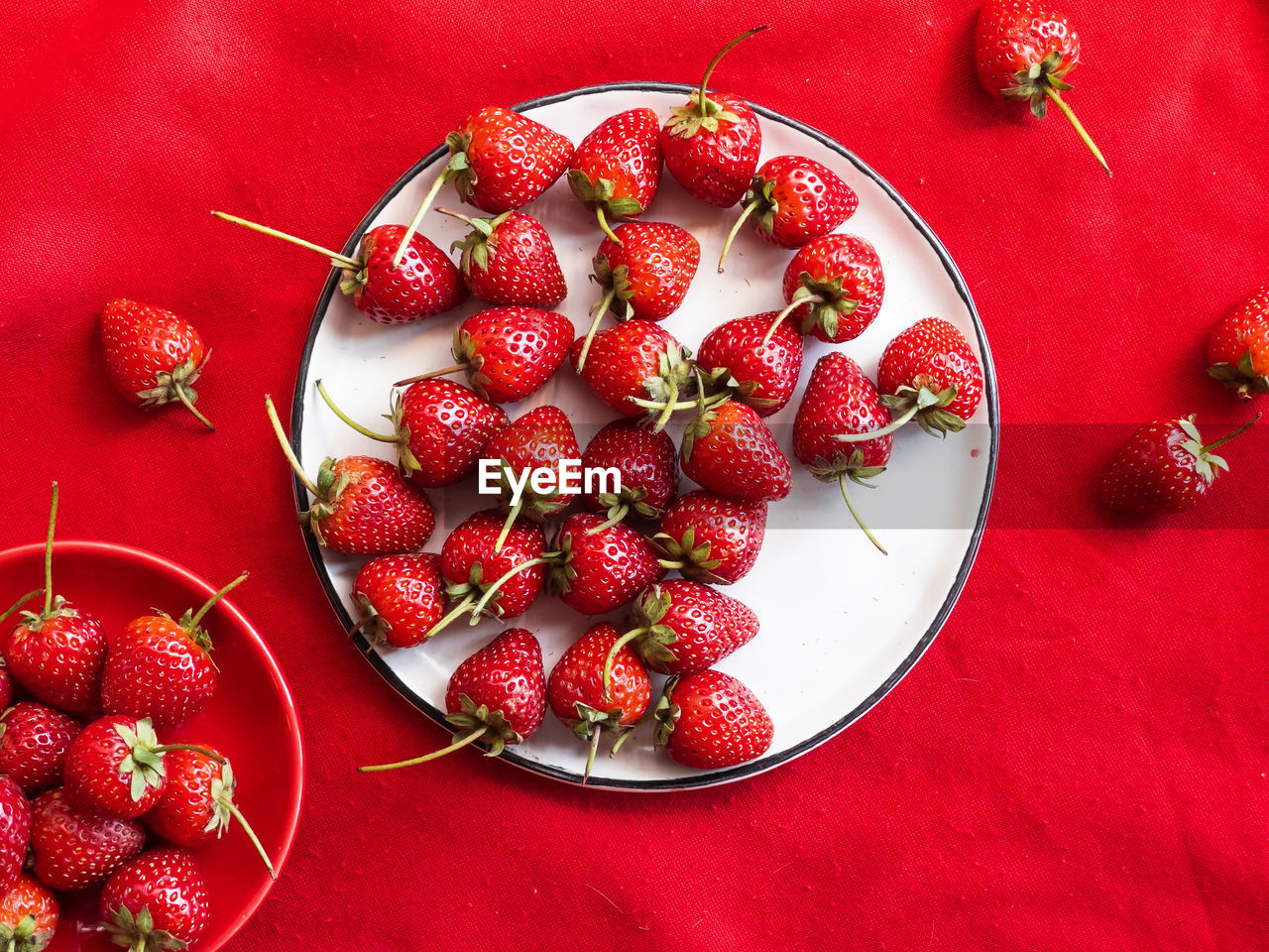 DIRECTLY ABOVE SHOT OF STRAWBERRIES IN PLATE