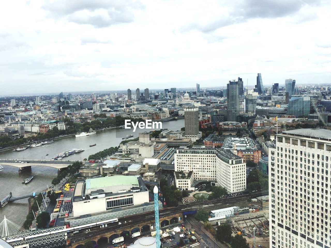 HIGH ANGLE VIEW OF CITYSCAPE AGAINST SKY