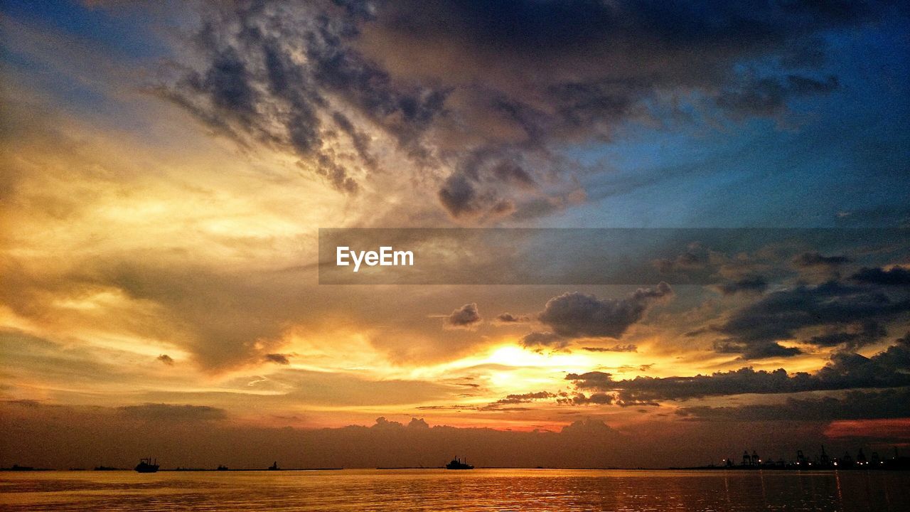 SCENIC VIEW OF SEA AGAINST DRAMATIC SKY