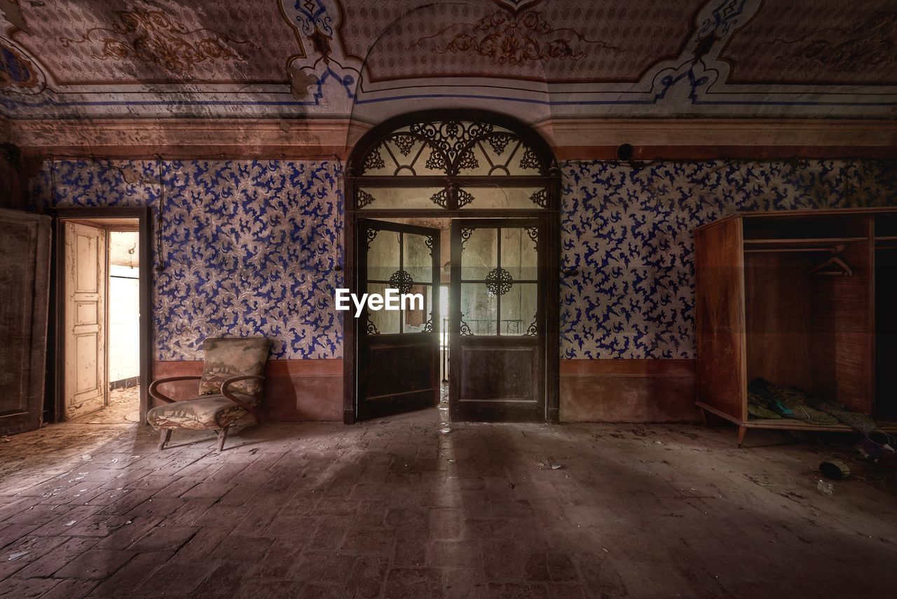 Lights and shadows in an abandoned house