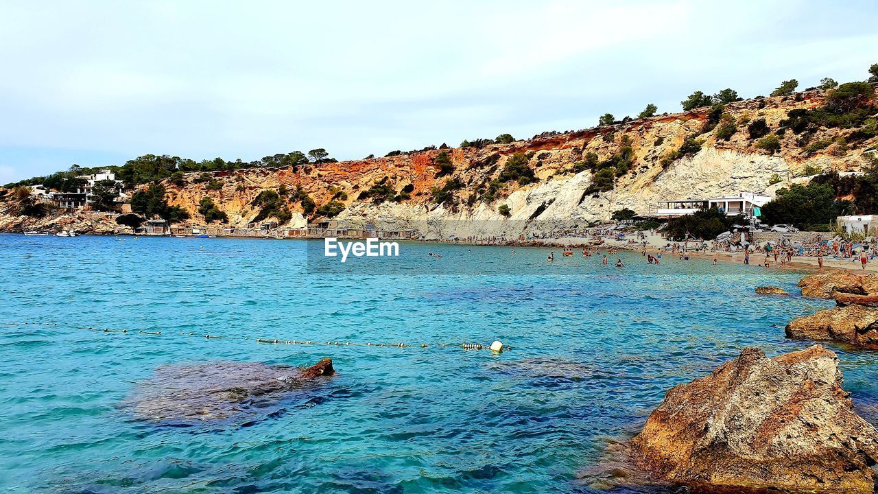 SCENIC VIEW OF SEA AND MOUNTAIN AGAINST SKY