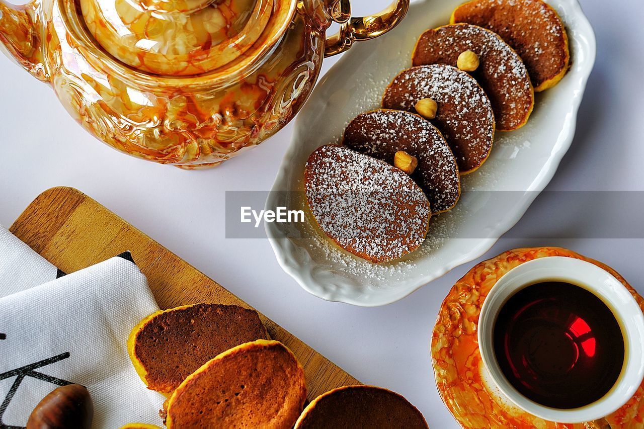 HIGH ANGLE VIEW OF BREAKFAST IN PLATE ON TABLE