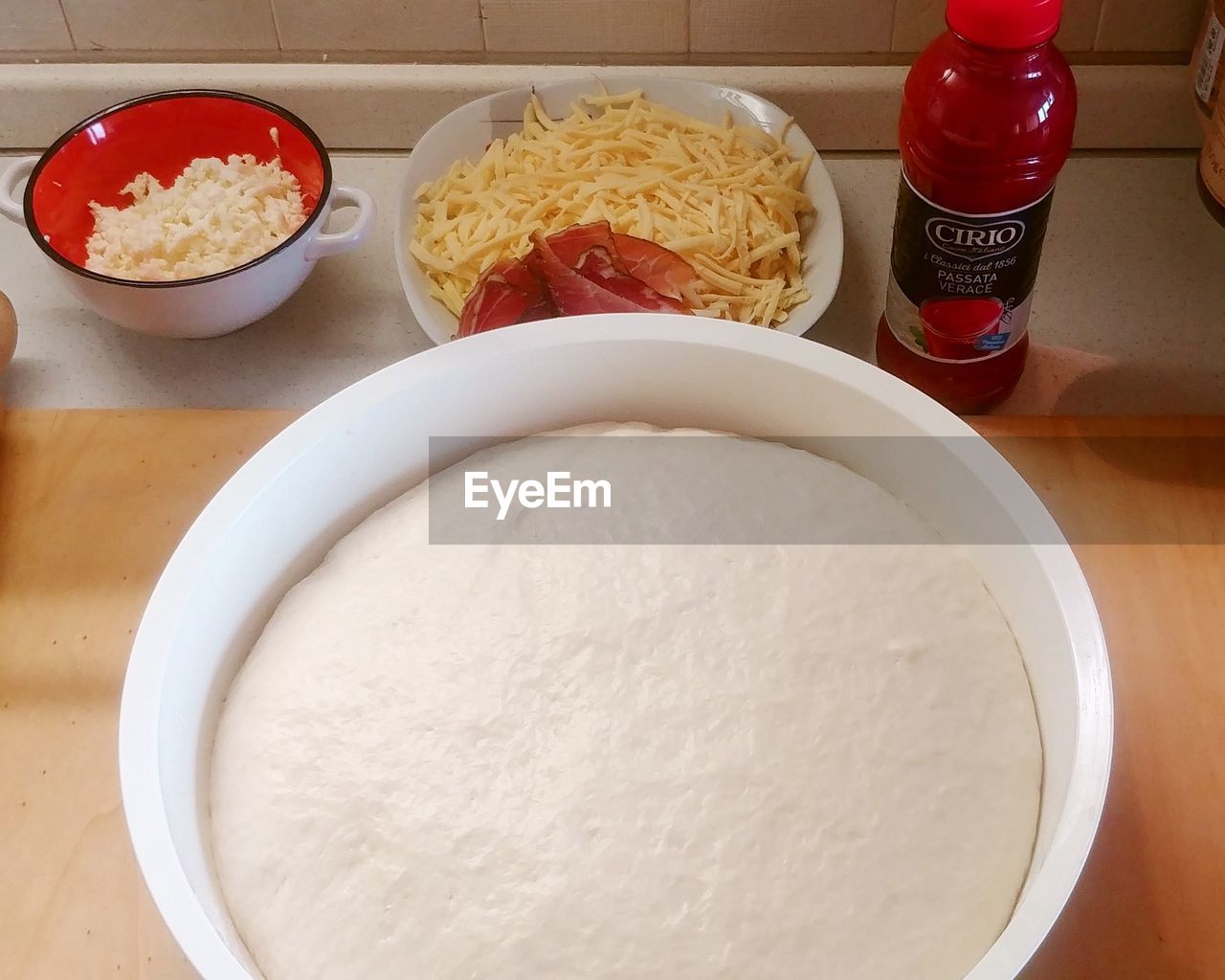 HIGH ANGLE VIEW OF FOOD ON TABLE