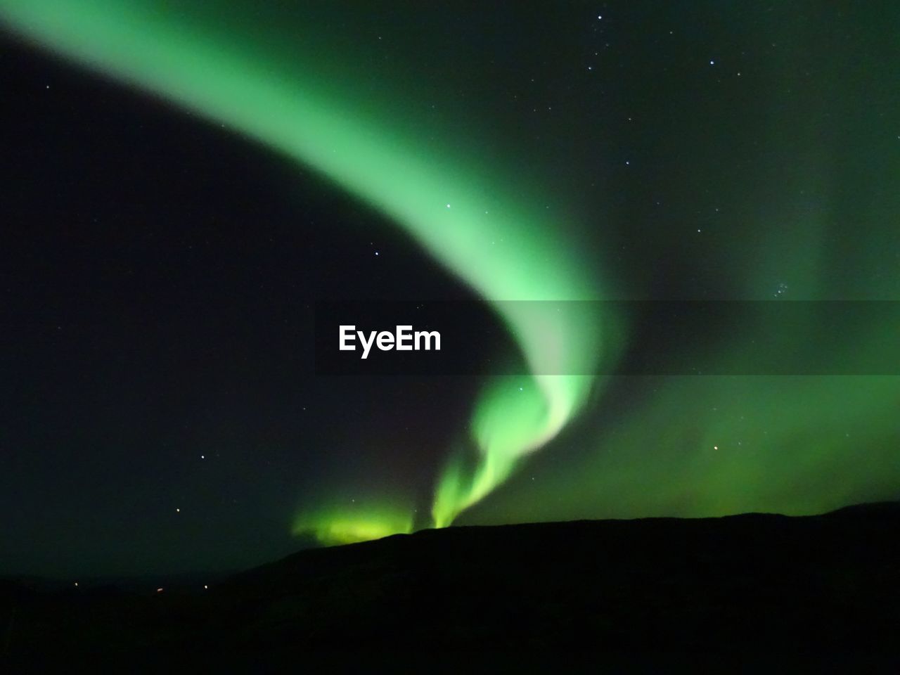 SCENIC VIEW OF SILHOUETTE MOUNTAINS AGAINST SKY AT NIGHT