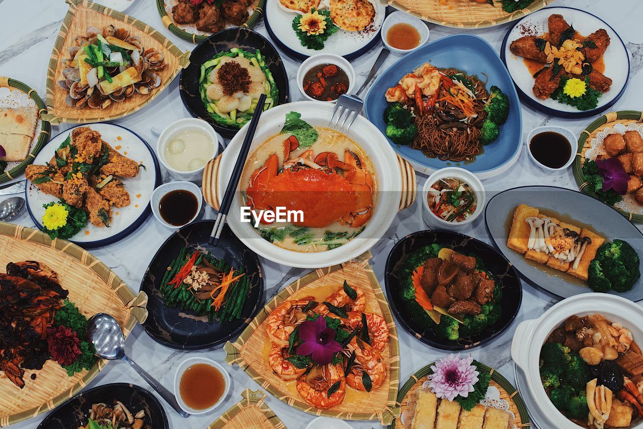 HIGH ANGLE VIEW OF MEAL SERVED IN BOWL