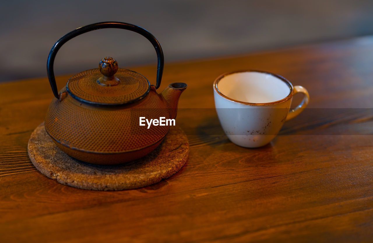 CLOSE-UP OF TEA ON TABLE