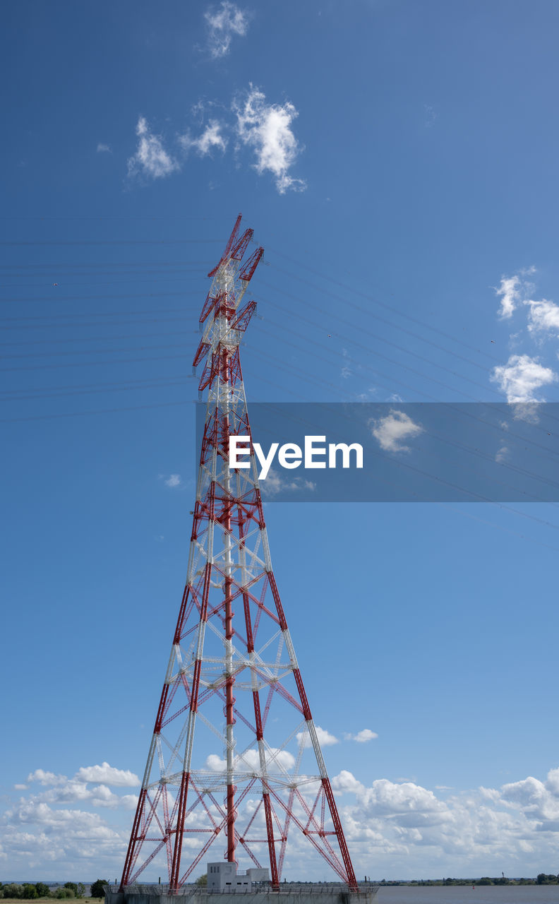 LOW ANGLE VIEW OF COMMUNICATIONS TOWER AGAINST BLUE SKY