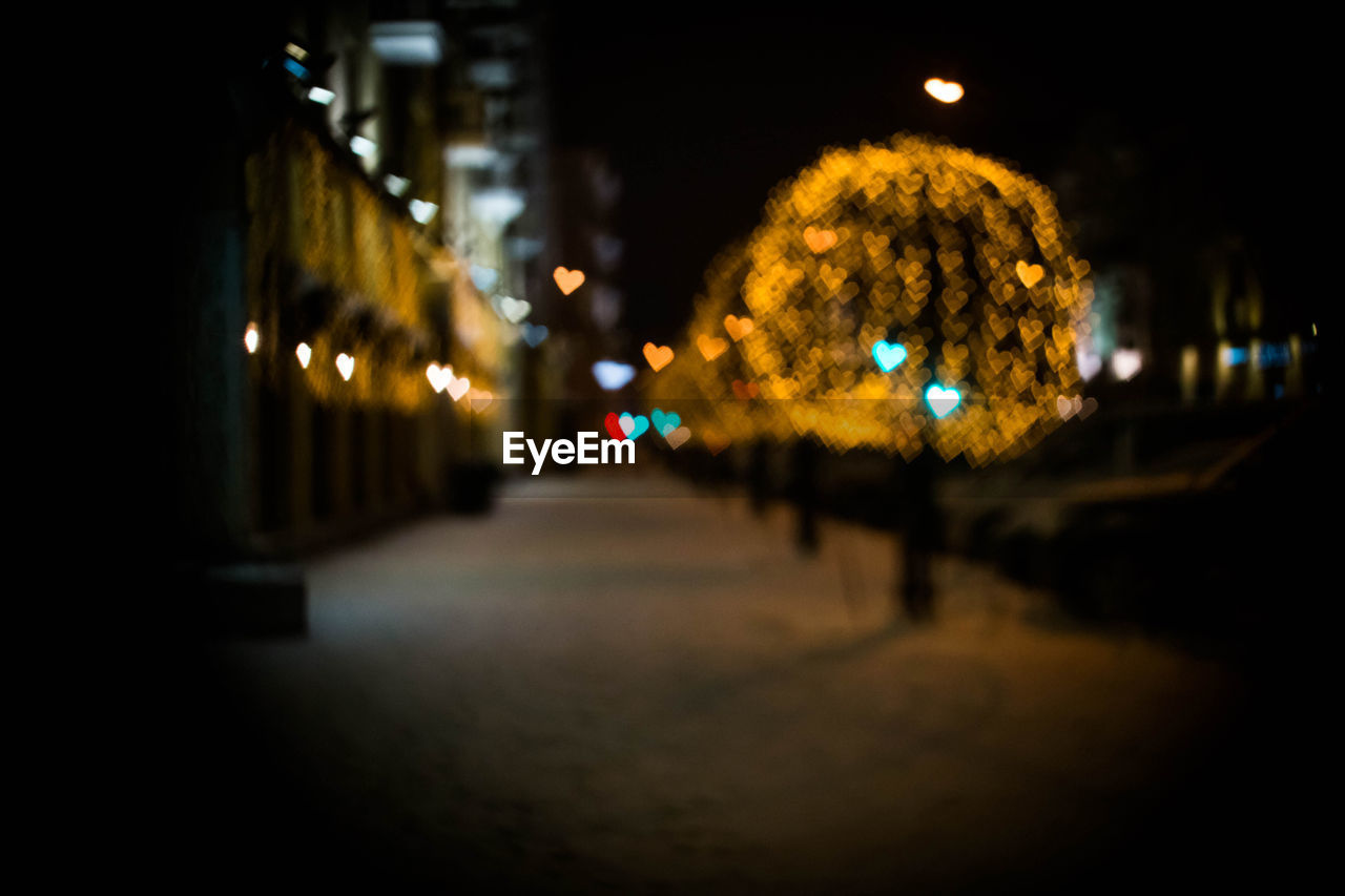 DEFOCUSED STREET LIGHTS AT NIGHT