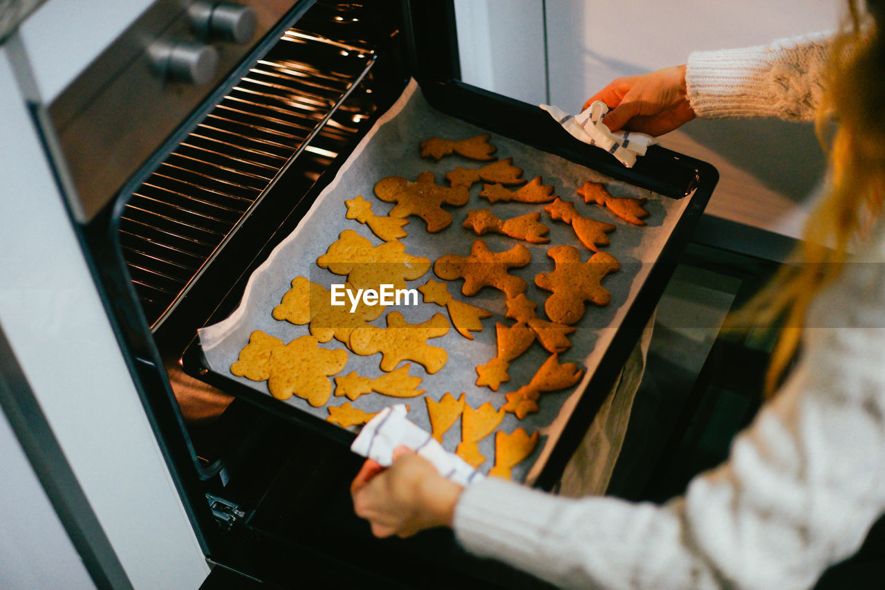 HIGH ANGLE VIEW OF WOMAN PREPARING FOOD IN TRAY