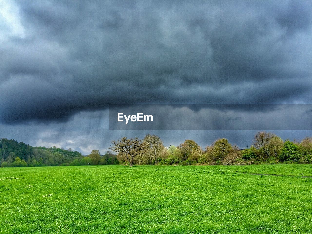 SCENIC VIEW OF FARM AGAINST CLOUDY SKY