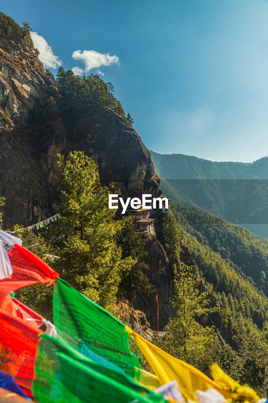 SCENIC VIEW OF GREEN MOUNTAIN AGAINST SKY