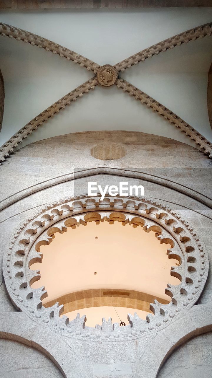 LOW ANGLE VIEW OF CEILING IN BUILDING