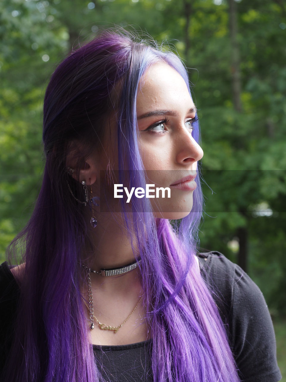 PORTRAIT OF A BEAUTIFUL YOUNG WOMAN WITH PURPLE HAIR