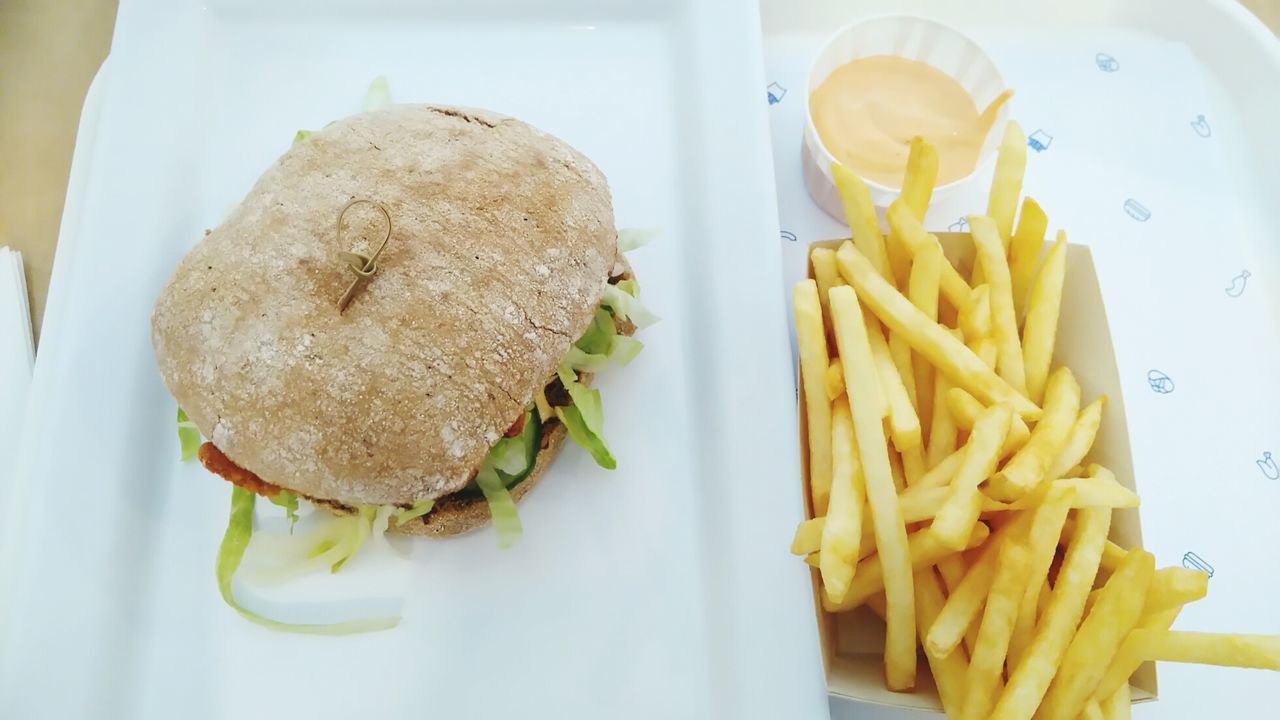 CLOSE-UP OF BURGER ON TABLE