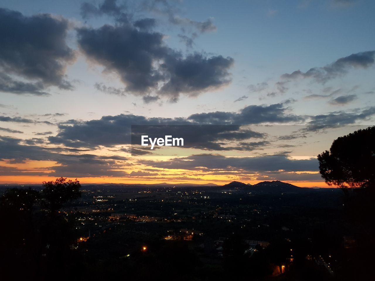 SCENIC VIEW OF SILHOUETTE CITYSCAPE AGAINST SKY DURING SUNSET