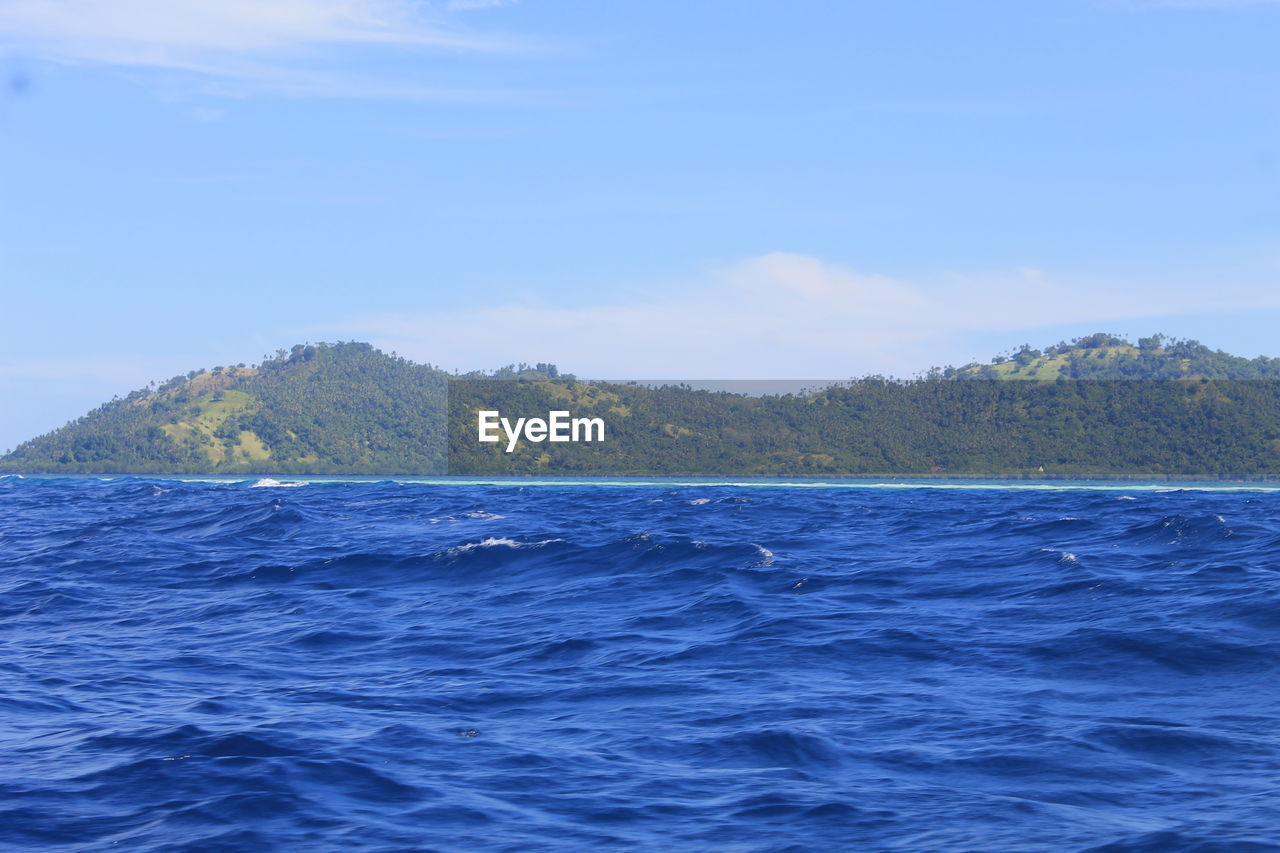 SCENIC VIEW OF SEA AND MOUNTAINS AGAINST SKY