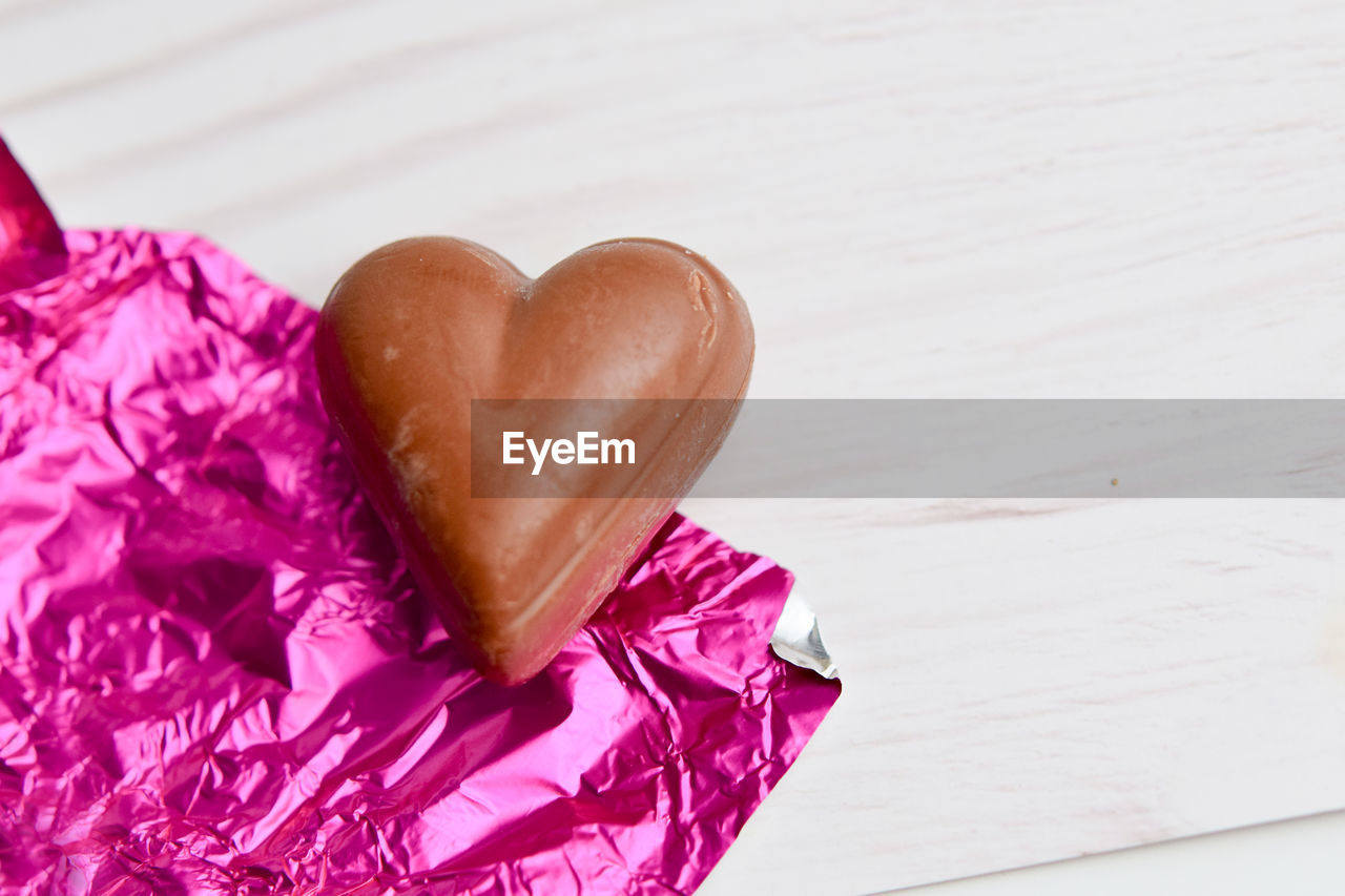 HIGH ANGLE VIEW OF HEART SHAPE ON TABLE