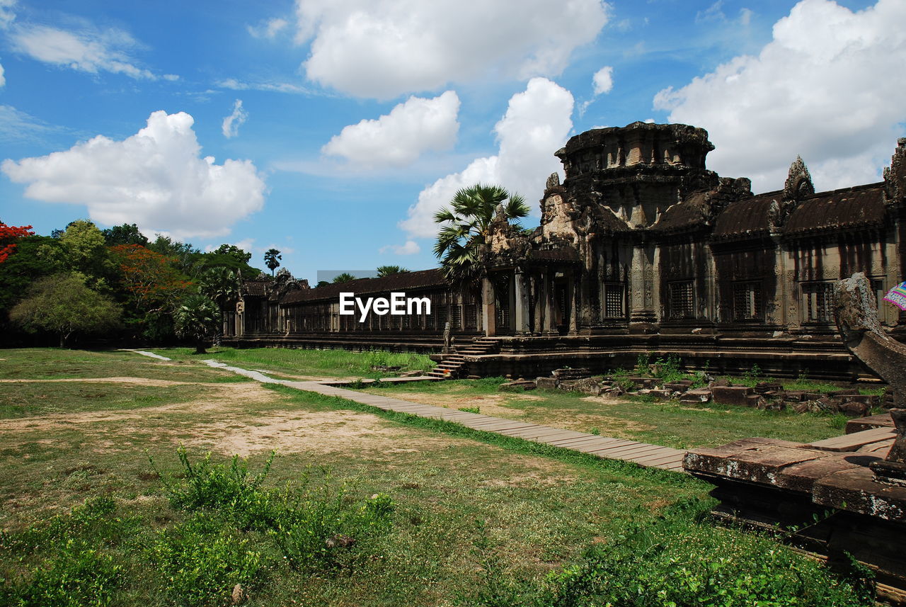 VIEW OF OLD RUINS AGAINST SKY