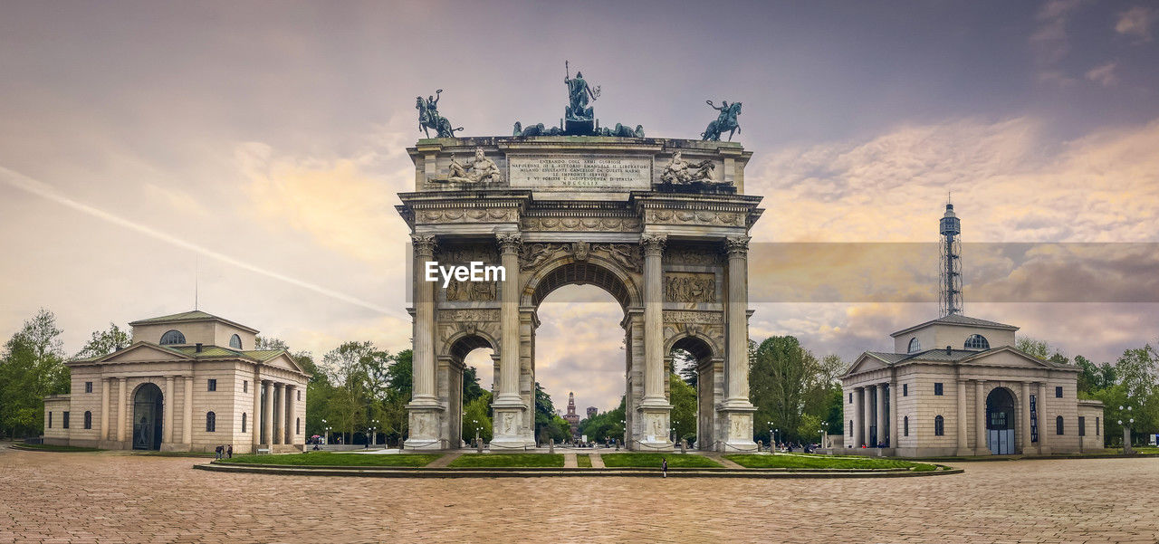 architecture, built structure, travel destinations, arch, monument, landmark, the past, sky, history, city, building exterior, nature, cloud, travel, memorial, triumphal arch, tourism, gate, outdoors, sunset, no people, building, sculpture, plant, ancient history, day