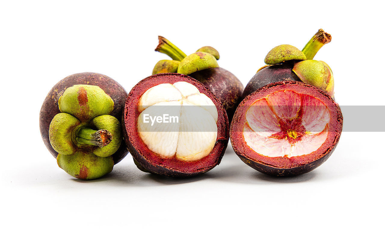 CLOSE-UP OF FRUITS IN PLATE