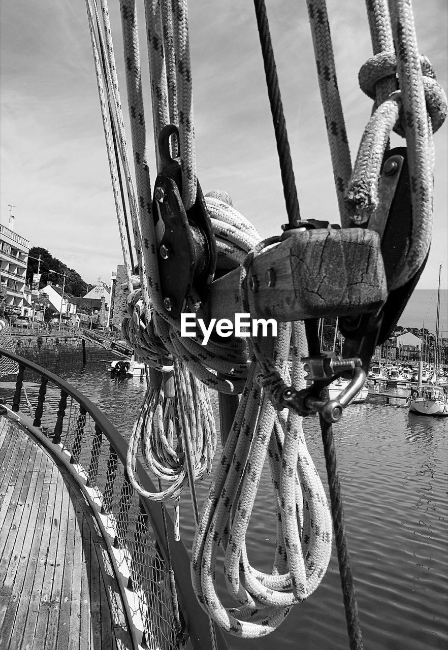 CLOSE-UP OF ROPE ON SAILBOAT AGAINST SEA