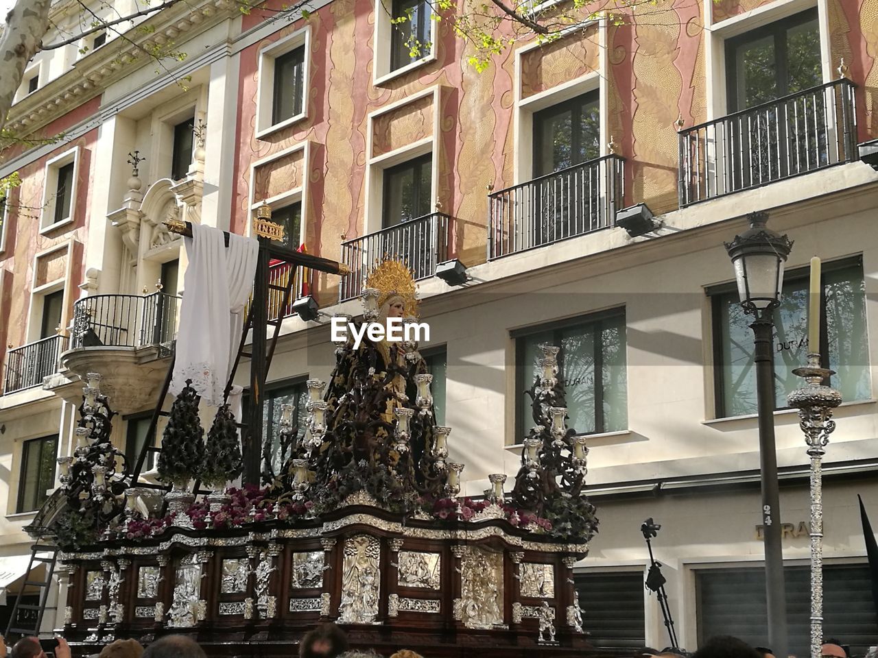 LOW ANGLE VIEW OF STATUE AGAINST BUILDING