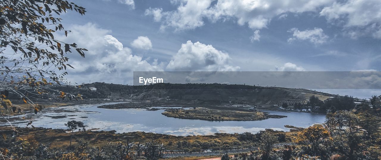 PANORAMIC SHOT OF LAKE AGAINST SKY