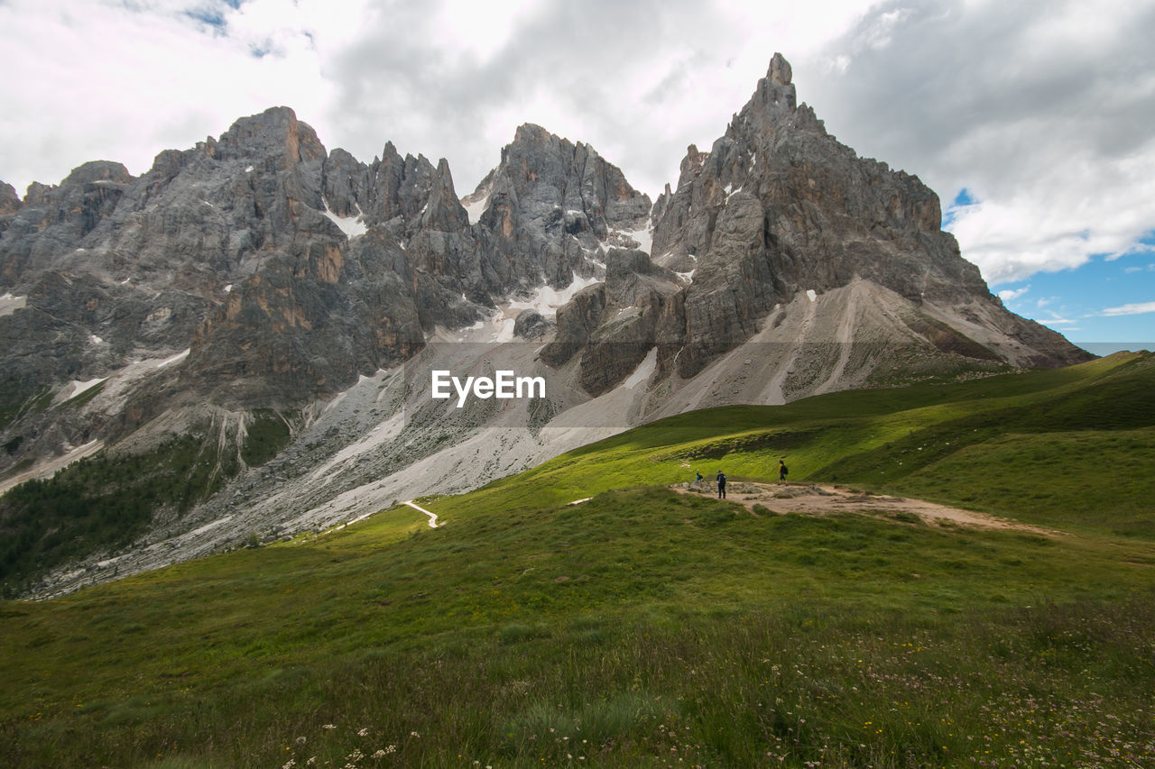 SCENIC VIEW OF MOUNTAIN RANGE AGAINST SKY