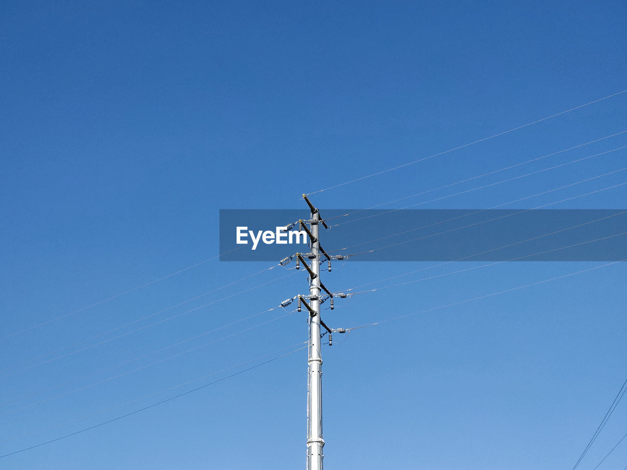 LOW ANGLE VIEW OF ELECTRICITY PYLON AGAINST CLEAR SKY