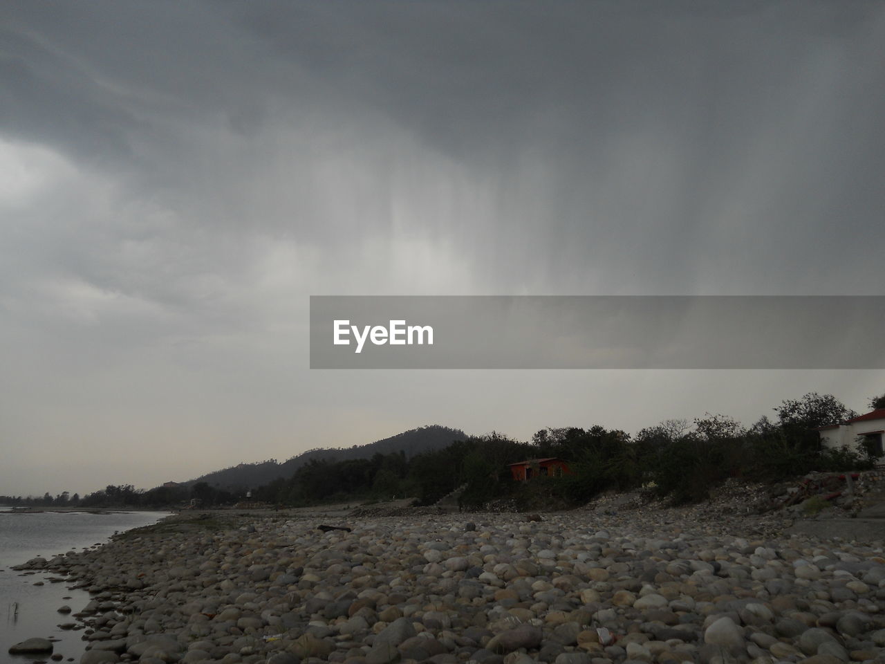 SCENIC VIEW OF WATER AGAINST SKY