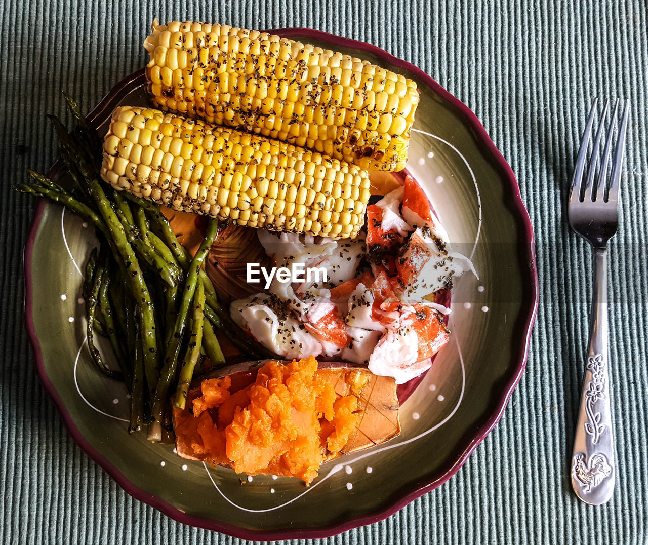 HIGH ANGLE VIEW OF MEAT IN PLATE