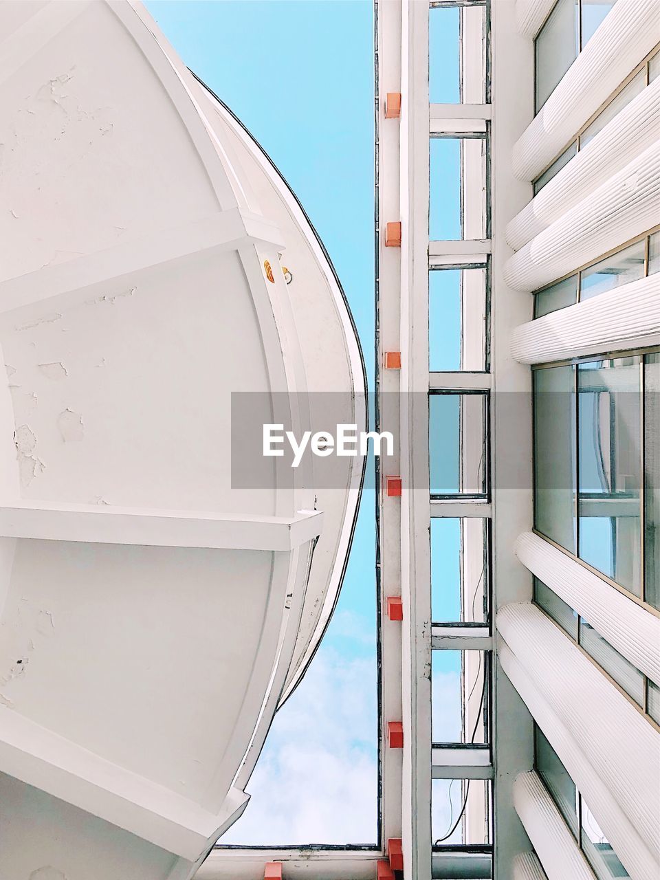 LOW ANGLE VIEW OF MODERN BUILDING AGAINST CLEAR SKY