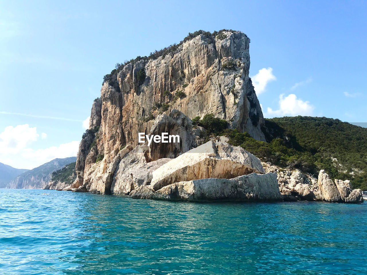 SCENIC VIEW OF ROCK FORMATIONS IN SEA AGAINST SKY