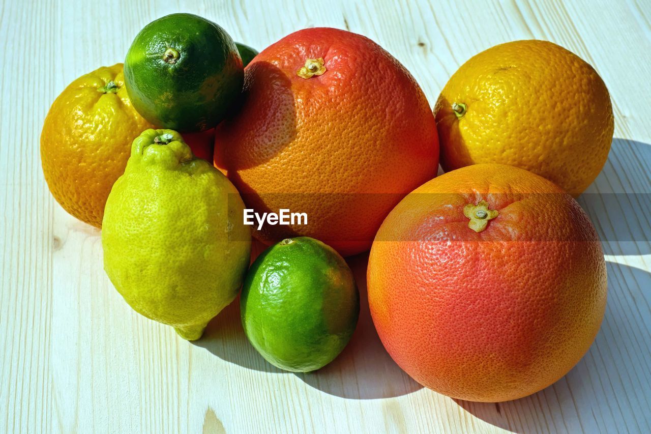 CLOSE-UP OF FRUITS IN PLATE