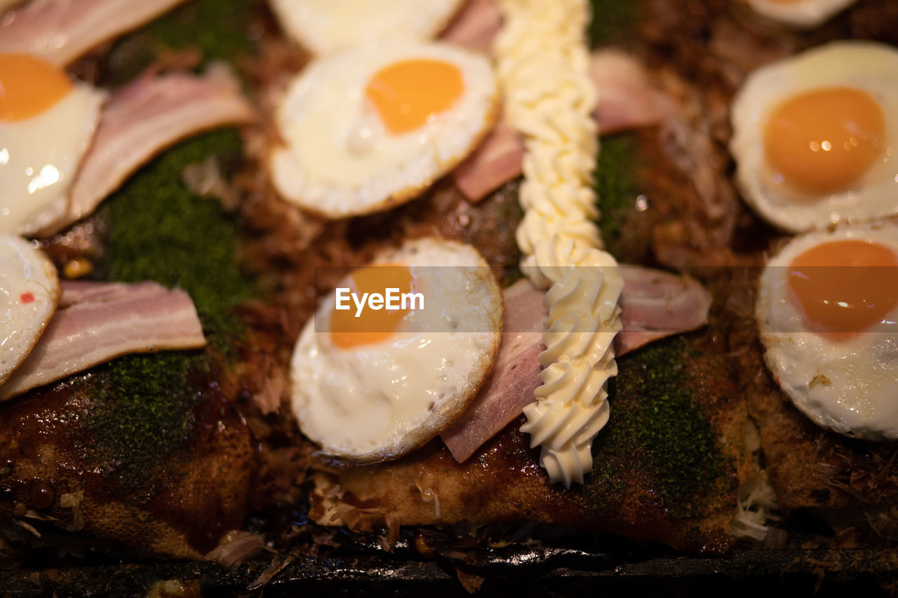 HIGH ANGLE VIEW OF BREAKFAST SERVED ON PLATE