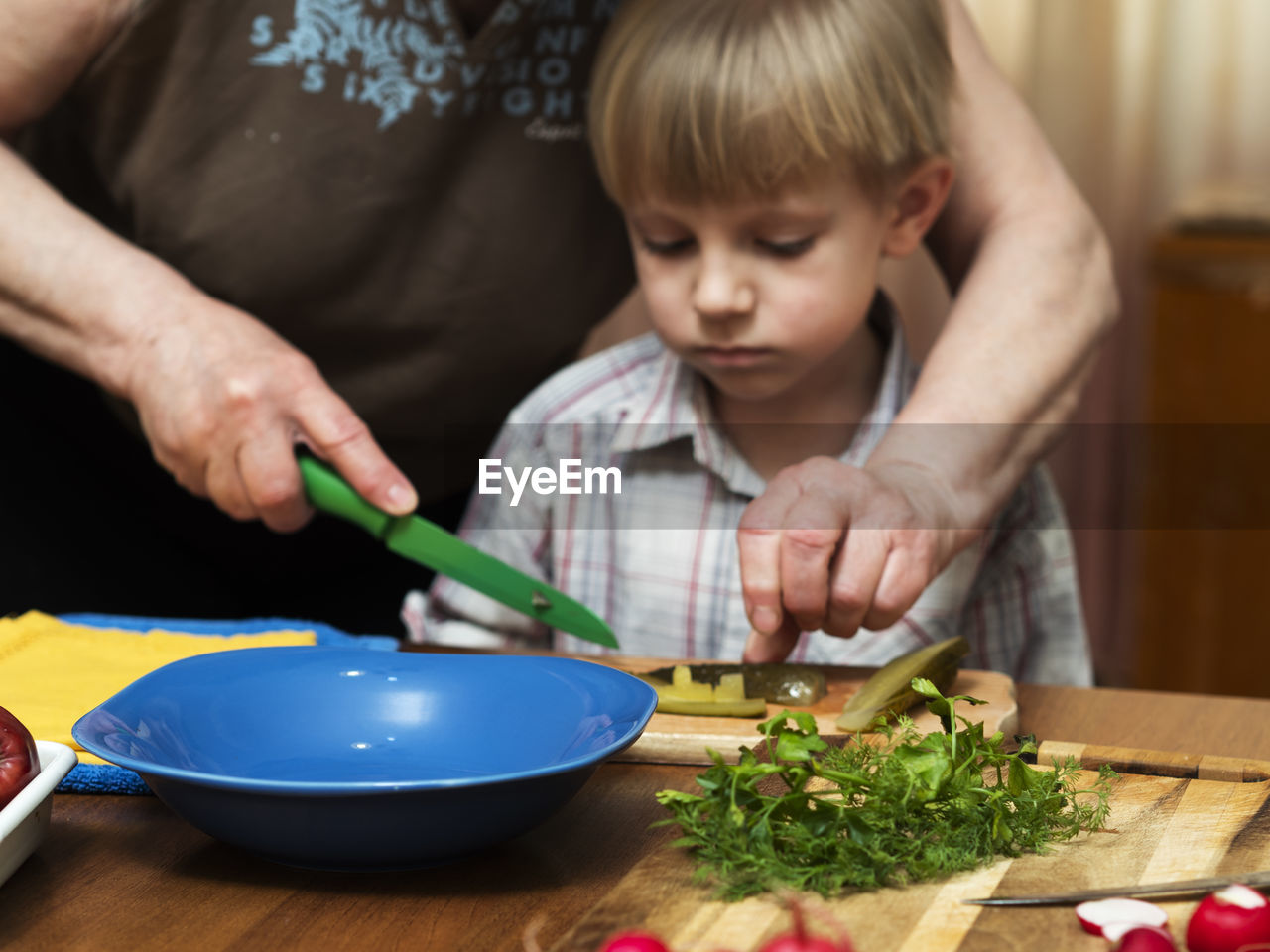 MIDSECTION OF MAN EATING FOOD