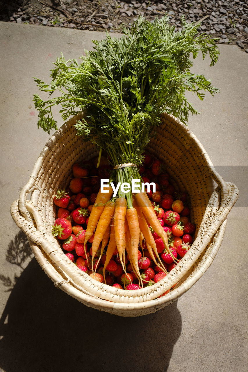 HIGH ANGLE VIEW OF VEGETABLES IN BASKET ON WICKER