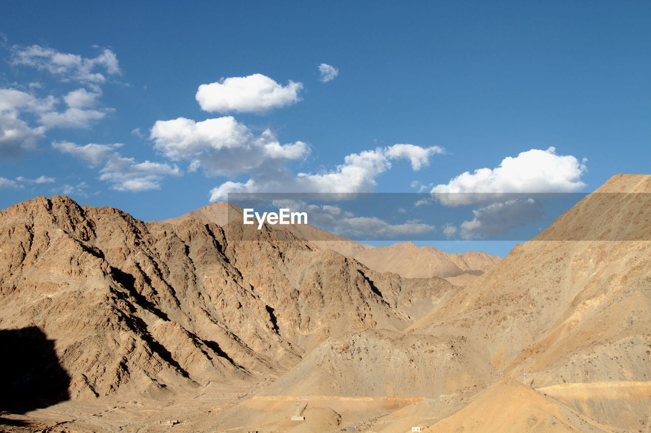 PANORAMIC VIEW OF ARID LANDSCAPE AGAINST SKY