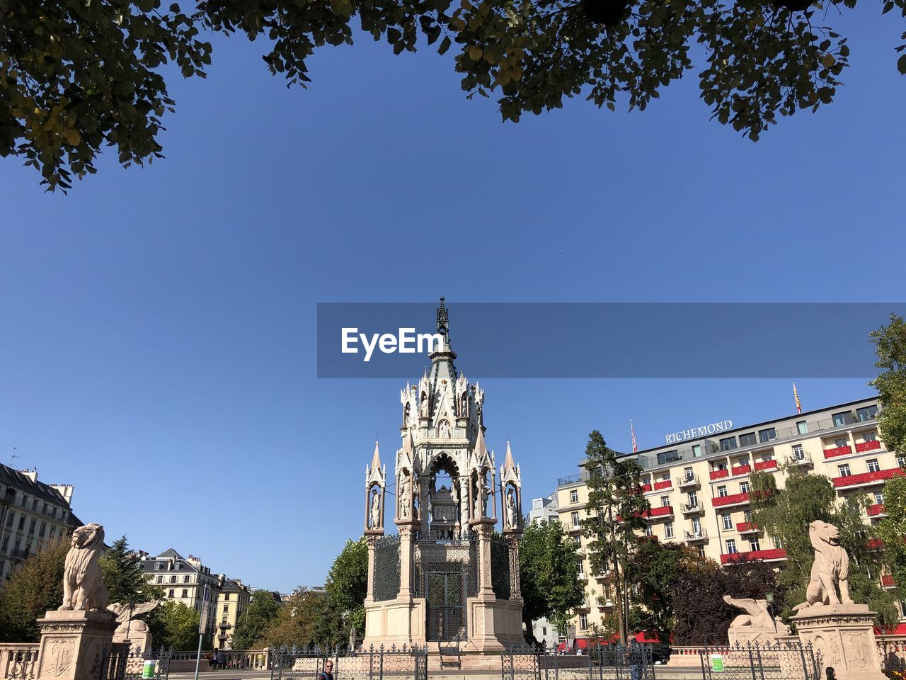 LOW ANGLE VIEW OF BUILDINGS AGAINST CLEAR SKY