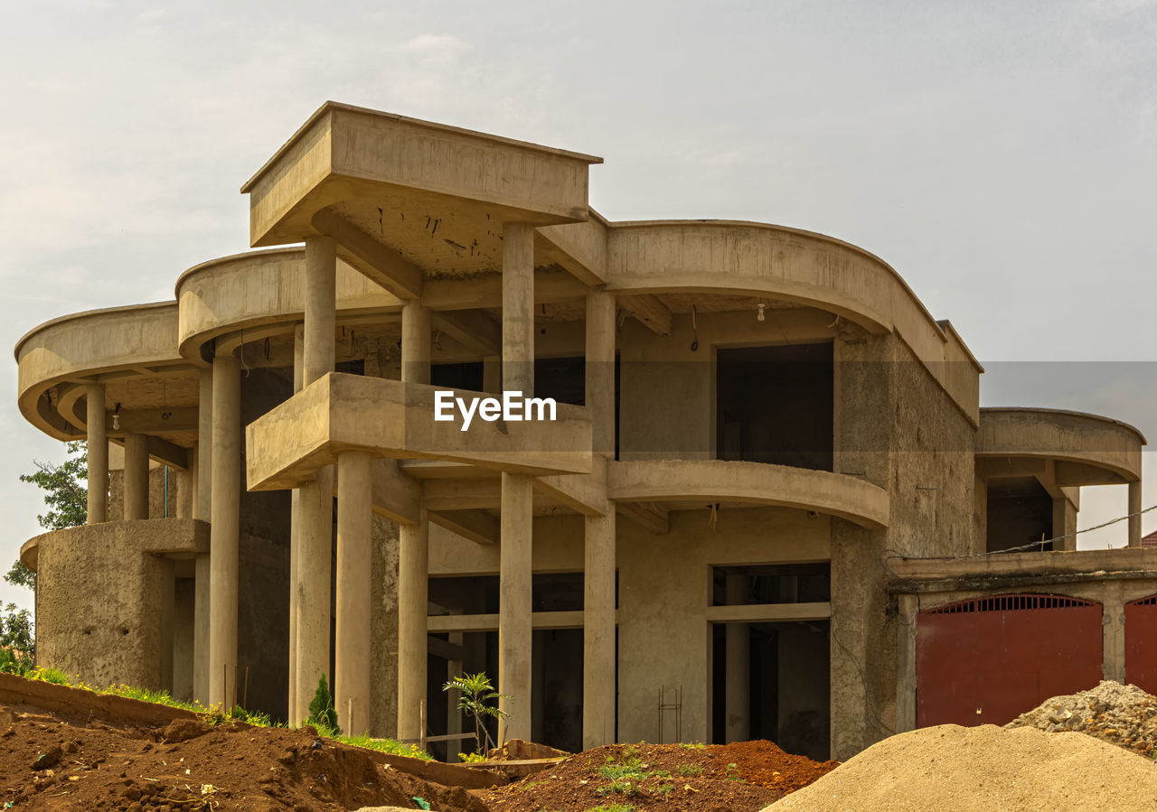 LOW ANGLE VIEW OF BUILDING AGAINST THE SKY