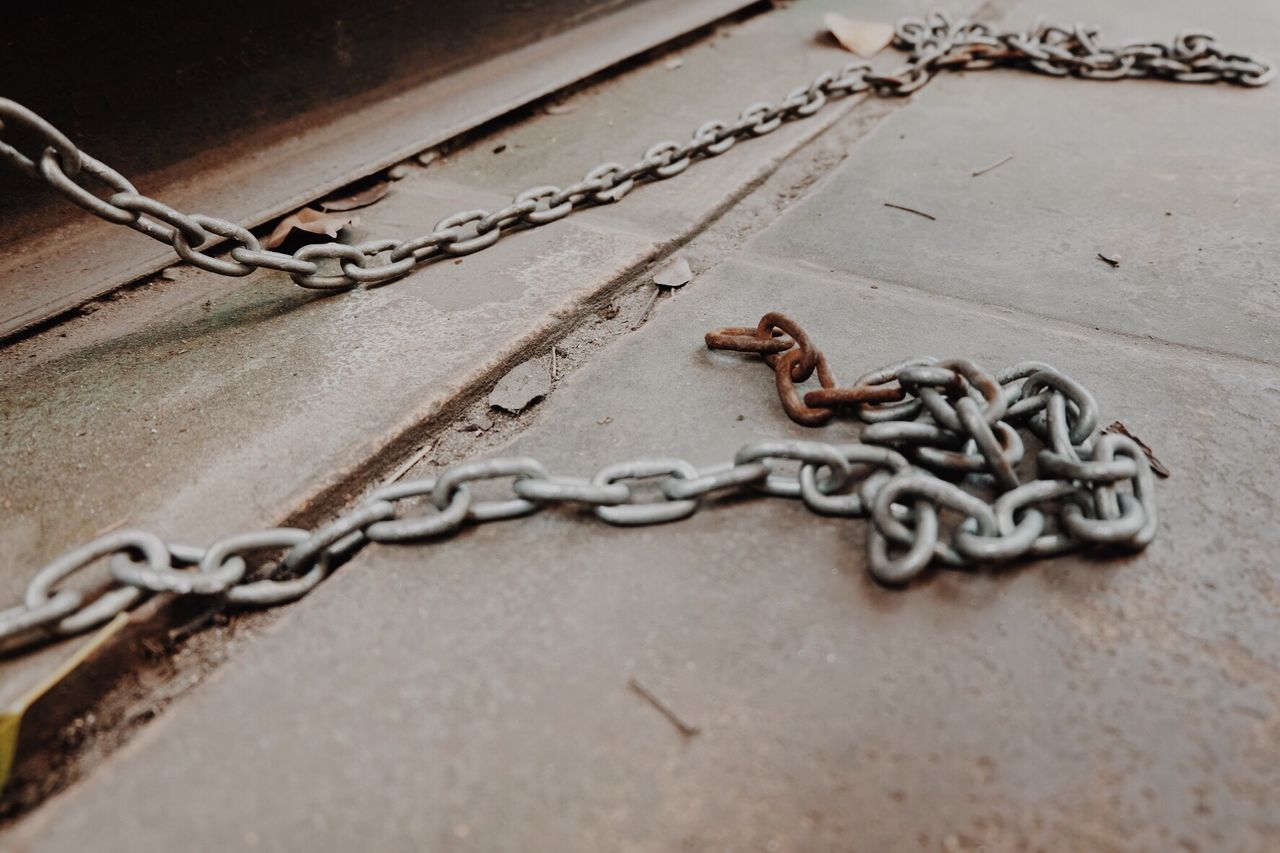 CLOSE UP OF CHAIN AND RUSTY METAL