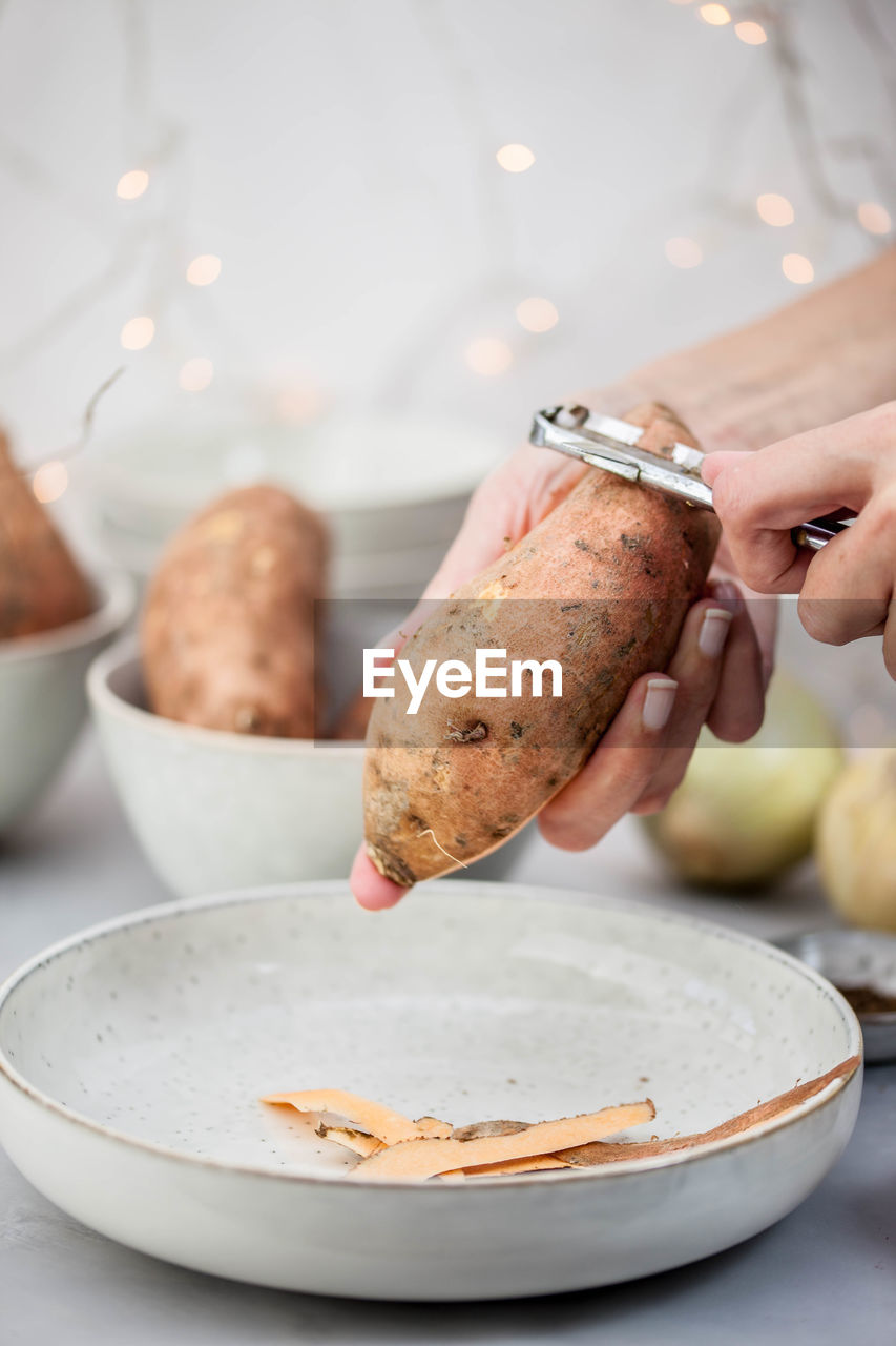 CLOSE-UP OF PERSON PREPARING FOOD