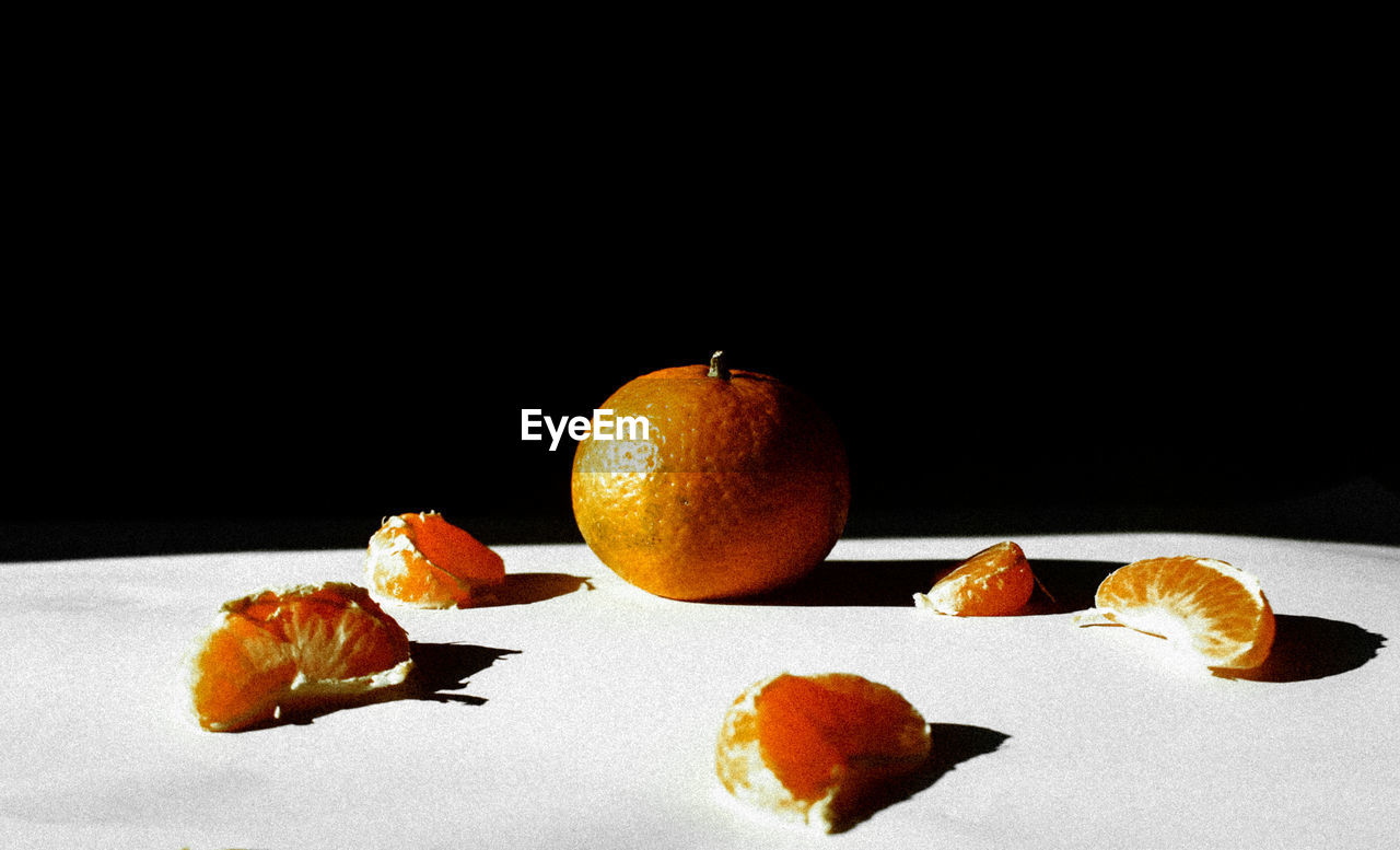 CLOSE-UP OF ORANGE FRUIT ON TABLE