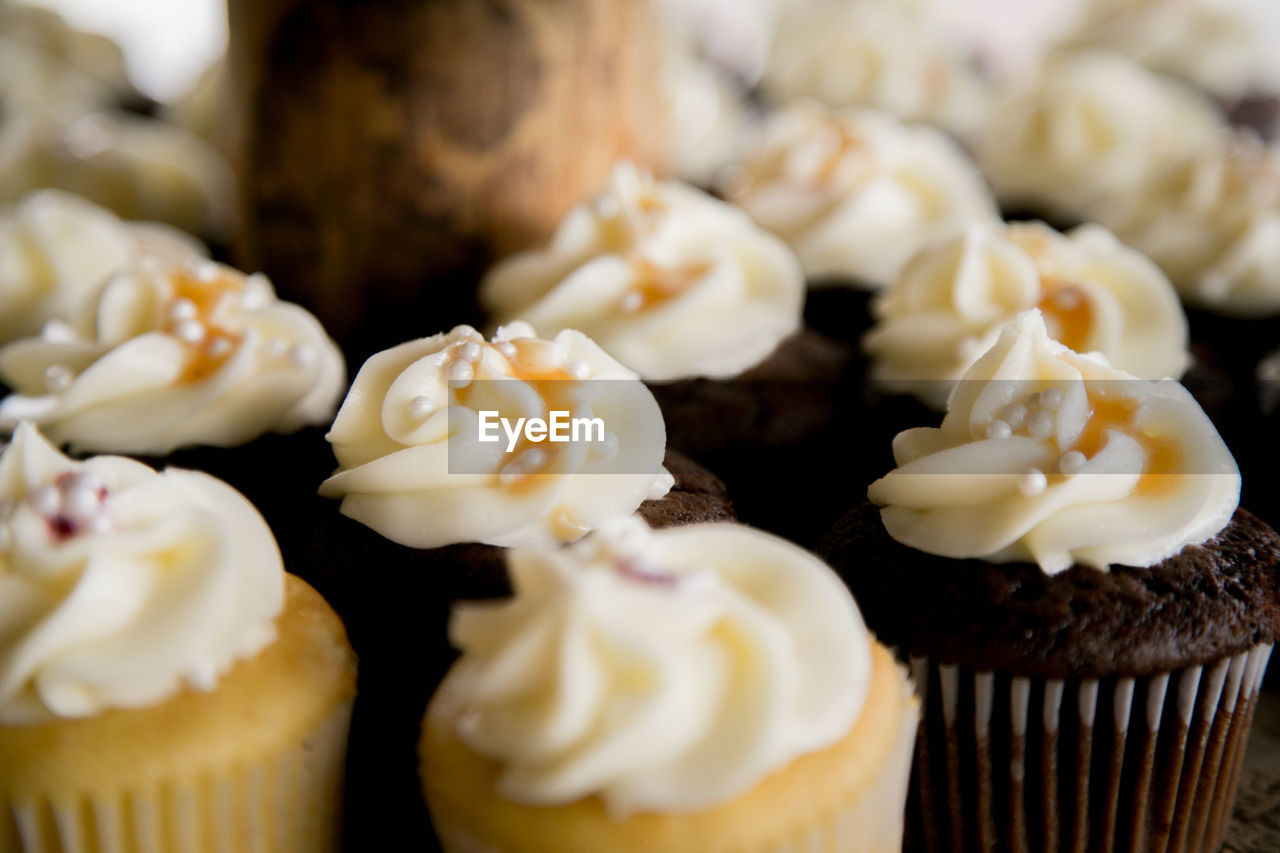 Close-up of vanilla and chocolate cupcakes