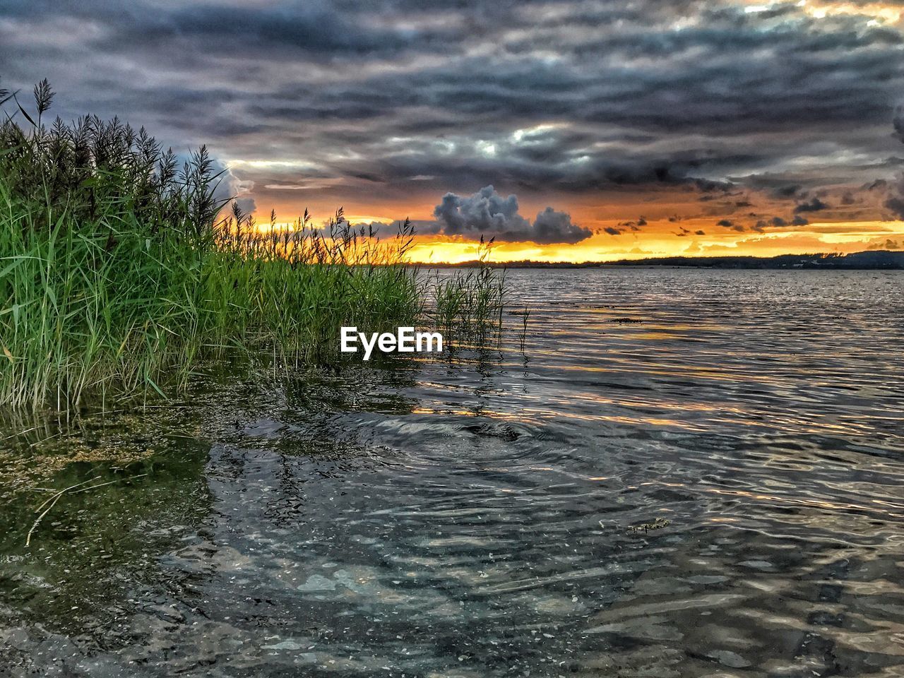 SCENIC VIEW OF DRAMATIC SKY OVER SEA