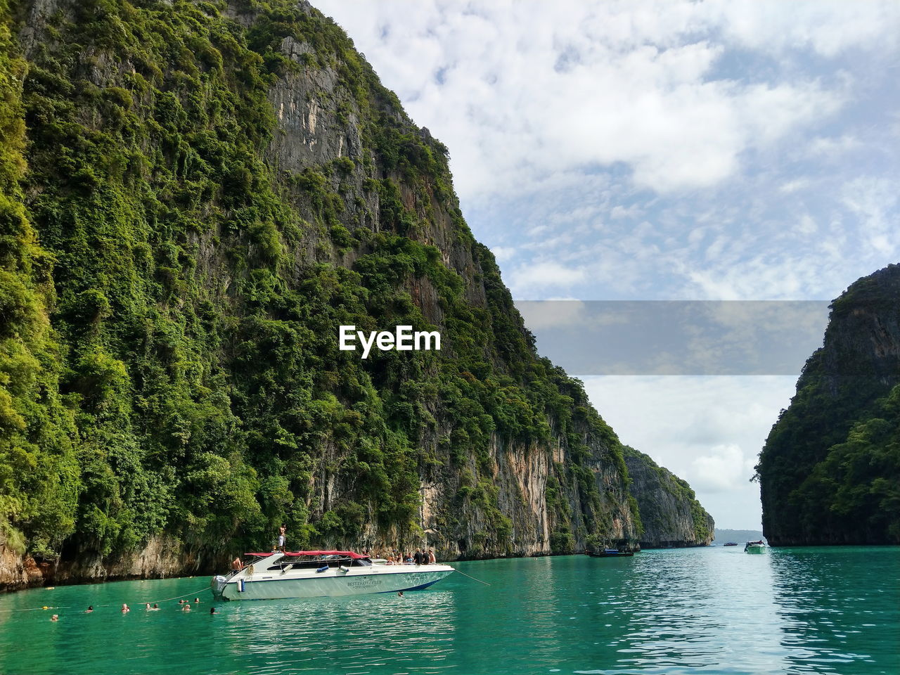 SCENIC VIEW OF SEA AND MOUNTAINS AGAINST SKY