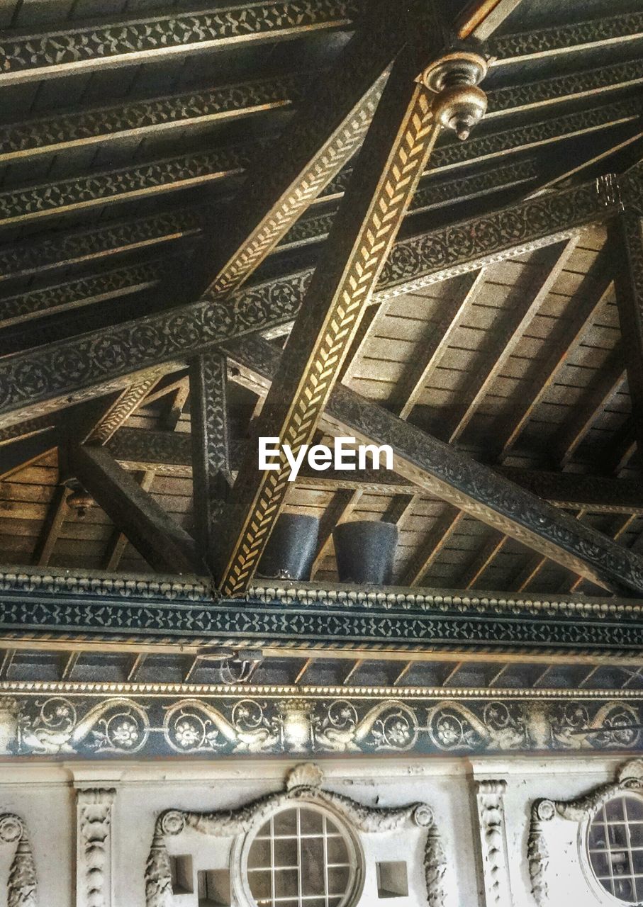 LOW ANGLE VIEW OF CEILING