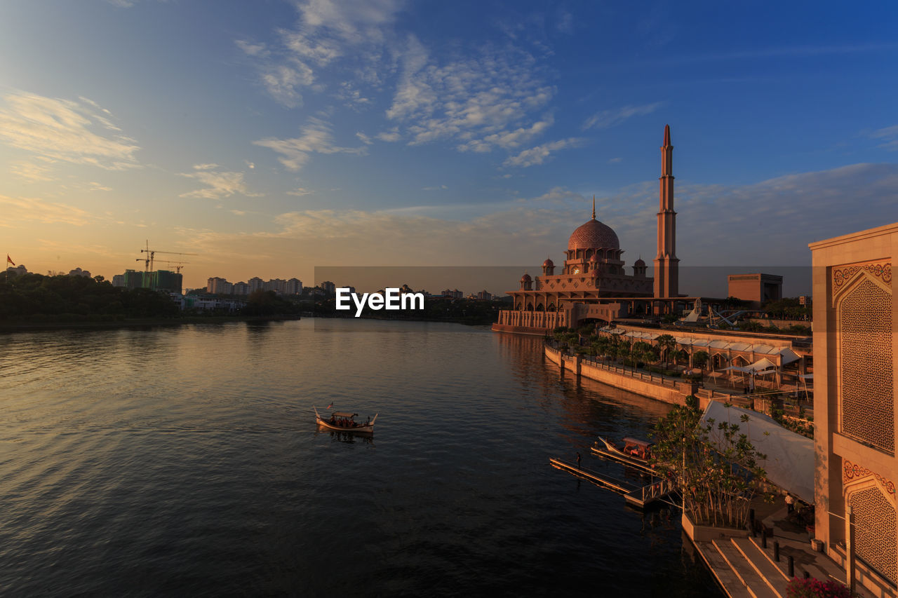 VIEW OF BUILDINGS AT WATERFRONT