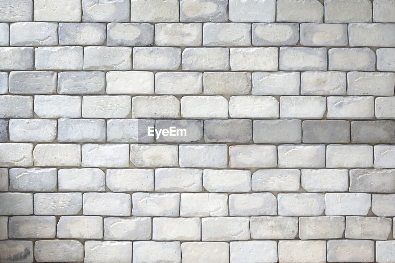 CLOSE-UP OF BRICK WALL