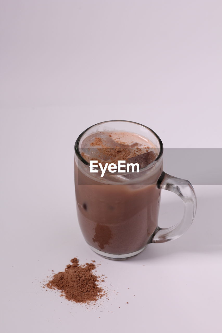 CLOSE-UP OF COFFEE CUP